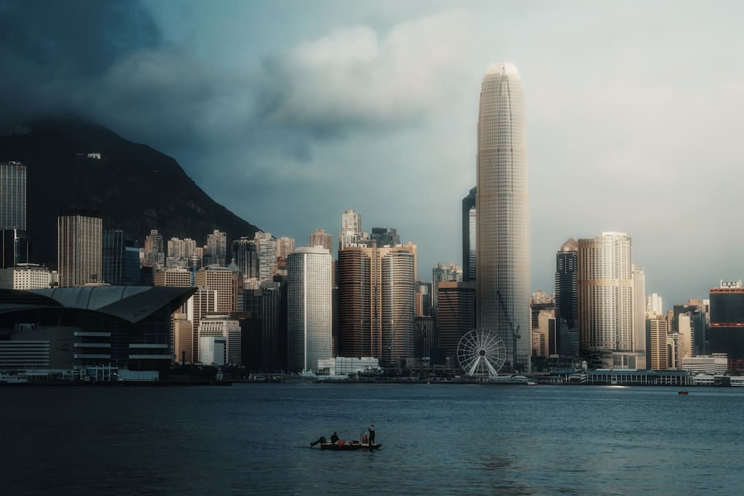 “泰”好吃！拍MV像在吃宴席 告五人尝泰式烤肉、青木瓜丝 体会地道剧组日常